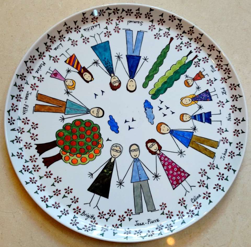 Plat à tarte en porcelaine personnalisé dans un style naïf par une famille.